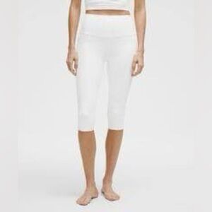 SIZE 6Lululemon Athletica Crisp White Capris